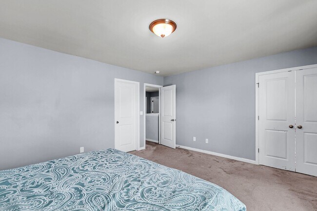 Building Photo - Beautiful & Bright 5BR Home with Large Bac...