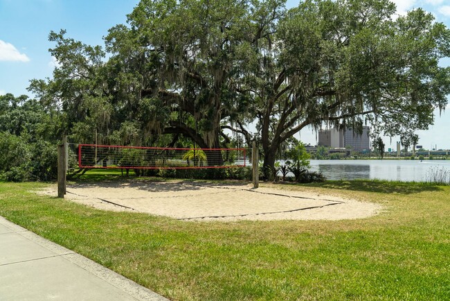 Building Photo - Lake Ivanhoe, Upstairs Apartment