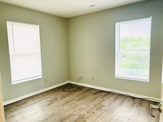 Building Photo - Updated 2 bedroom apartment in Portland no...