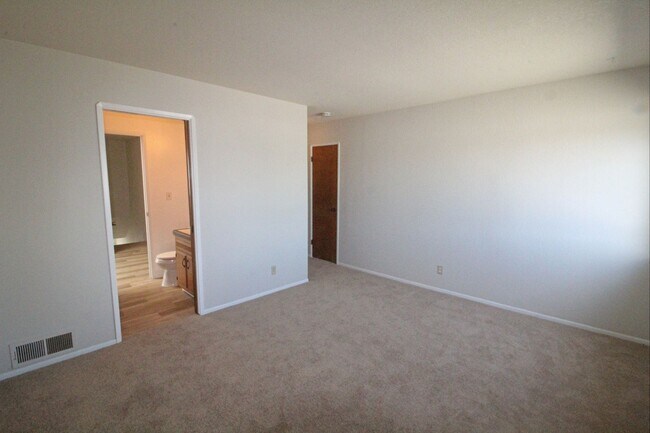 Building Photo - 3 Bedroom + 3 Bathroom Unit | Oxnard Shores | Unfurnished