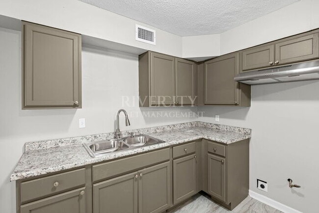 Building Photo - Beautifully Renovated 3 Bed / 2 Bath Home with Over 1,700 Sq Ft!