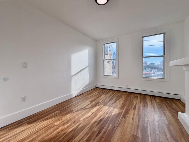 Building Photo - 212 15th St