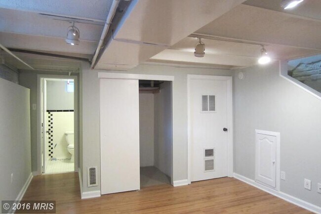 Building Photo - 906 S Highland St