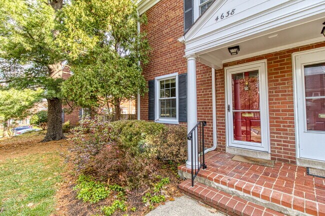 Building Photo - Discover Exceptional Townhouse Living!