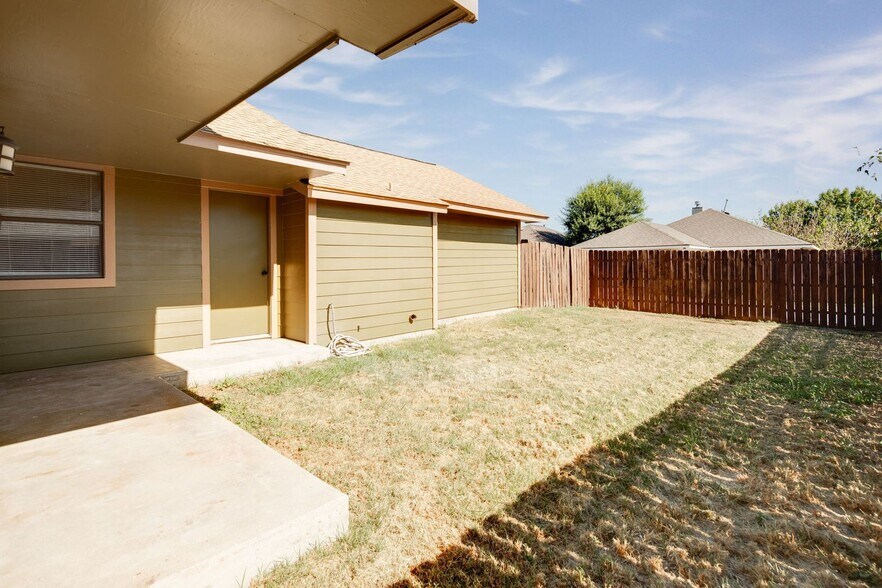 Building Photo - JUNE SUBLEASE!!!!  Adorable 3 Bedroom 2 Bathroom Home with Yard and 2 Car Garage!