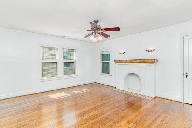 Building Photo - 5926 La Vista Dr