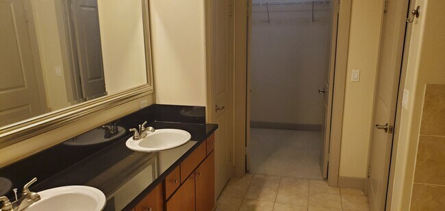 Building Photo - 840 E Green St