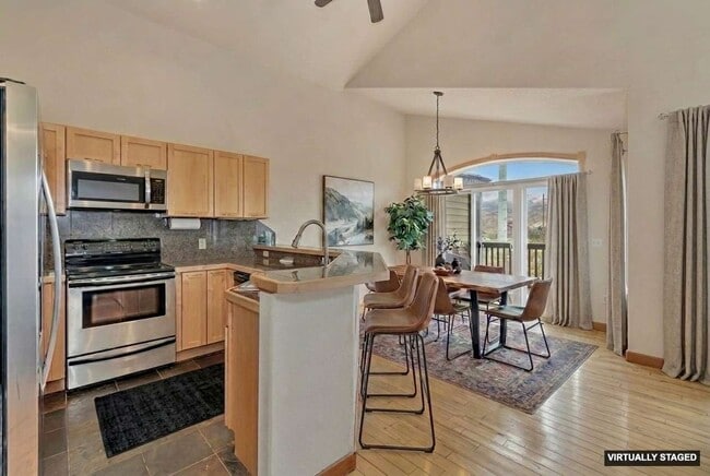 Building Photo - 594 Parkview Dr