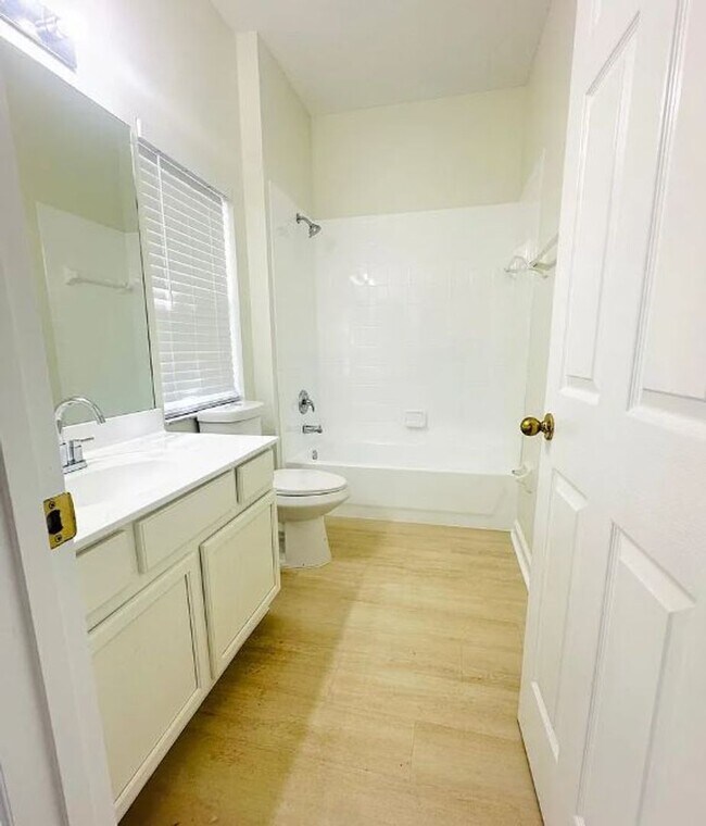 Building Photo - Your Dream Home Awaits! 5 bedroom 3 bath Single Family HOME!!