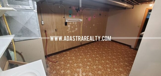 Building Photo - Spacious Shawnee Duplex-Available in SEPTE...