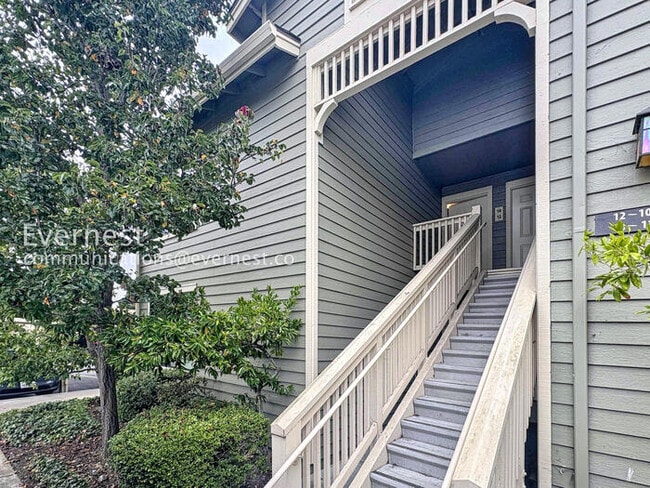 Building Photo - 12 Lakeshore Ct