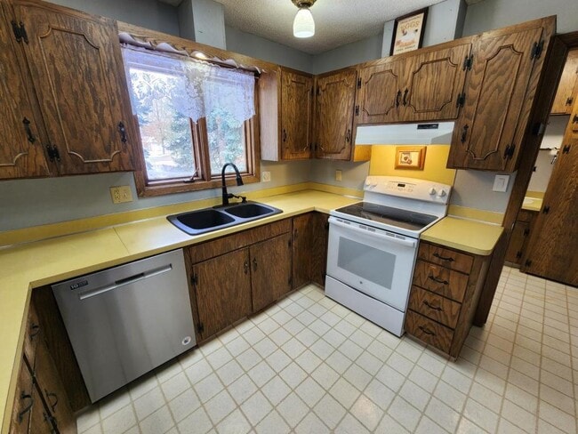 Building Photo - 2318 E Boulevard Ave