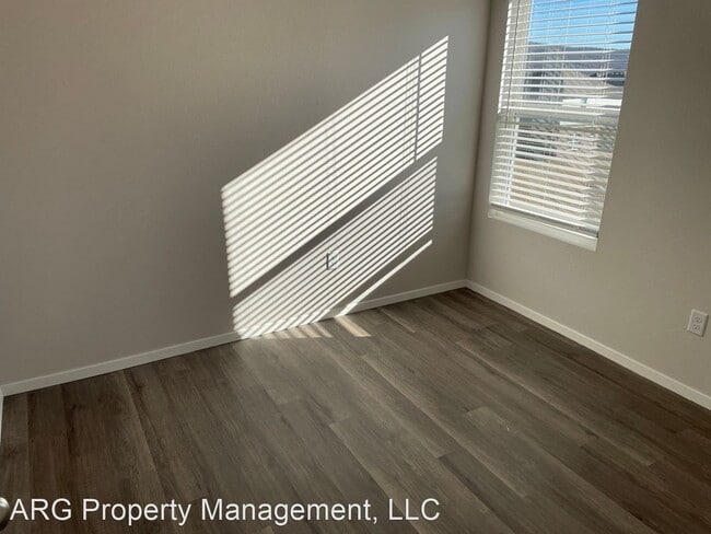 Building Photo - 3 br, 2.5 bath House - 3211 Red Tail Way