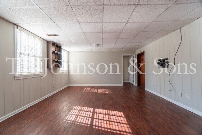 Building Photo - Spacious 5 Bedroom Home in the Heart of Sherwood Forest