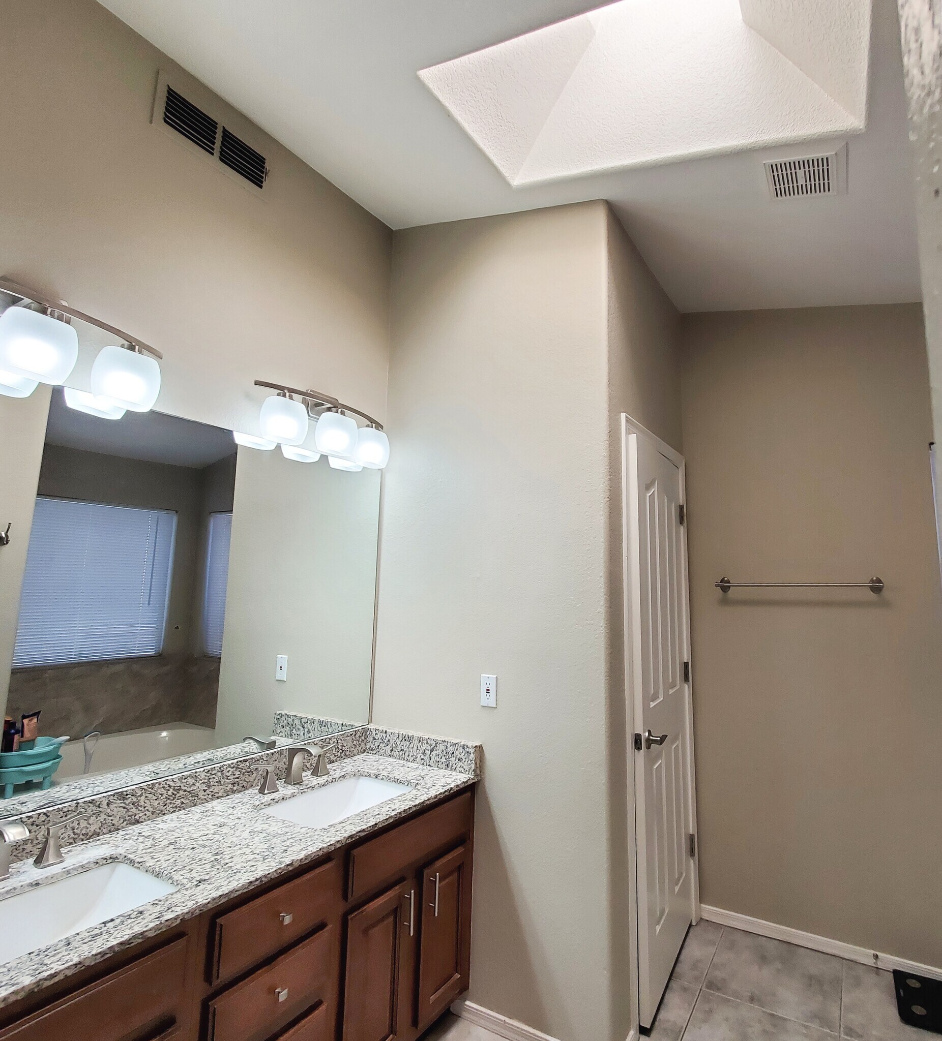 Main has private toilet room - 9139 W Davis Rd