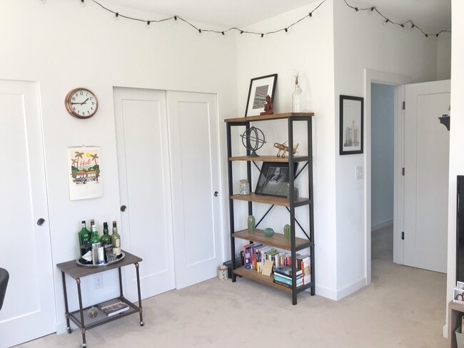 Building Photo - Gorgeous, Airy Townhome on Treelined Stree...