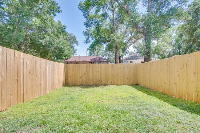 Building Photo - 3 Bed, 2.5 Bath Townhome – Prime Central L...
