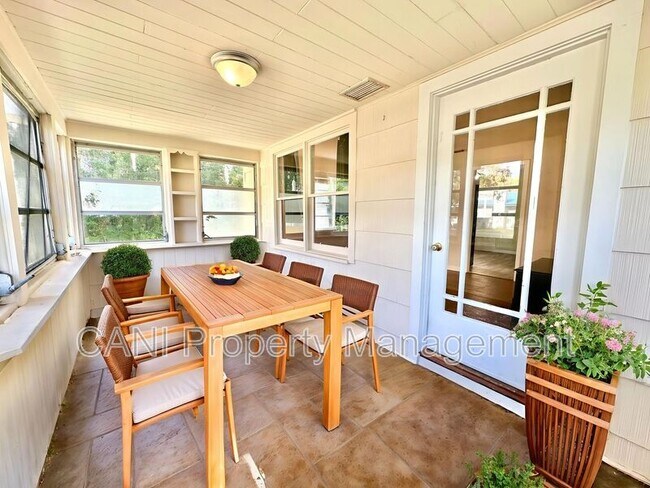 Building Photo - 916 W Wisconsin Ave