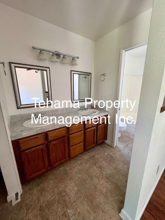 Building Photo - Charming 3 bedroom 2 bath home in the Coun...