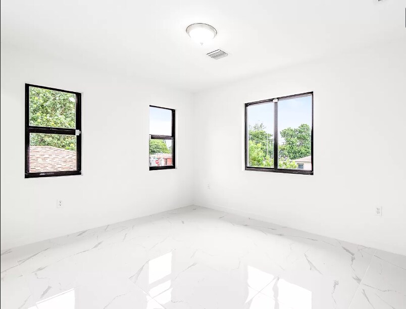 Building Photo - 1827 NW 68th St