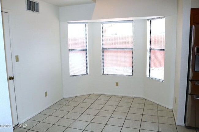 Building Photo - Nestled in a convenient NW neighborhood