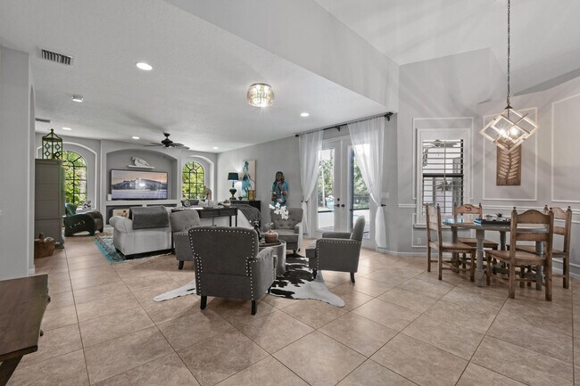 Building Photo - 3251 SW Holly Ln