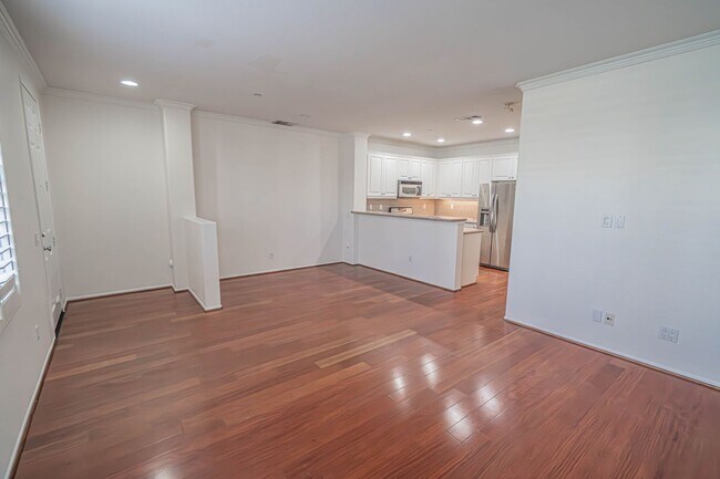 Building Photo - 3-Bedroom Home with Fresh Paint in Creekside of Valencia!