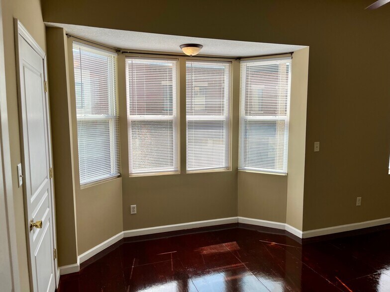 Building Photo - 105 W Market St