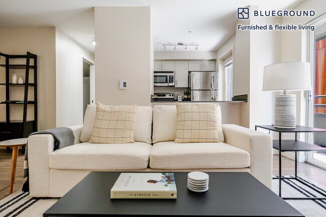 Building Photo - 526 Yale Ave N