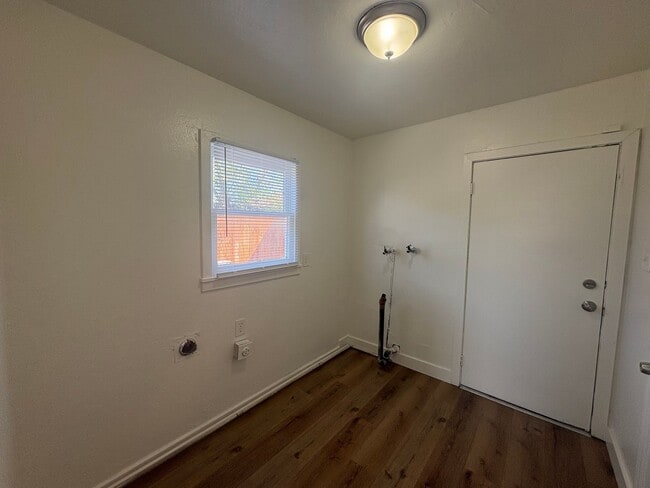 Building Photo - 3 Bedroom 1 Bath S Visalia available now