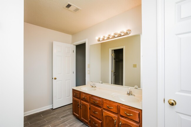 Building Photo - 5565 Liberty Ridge Cove