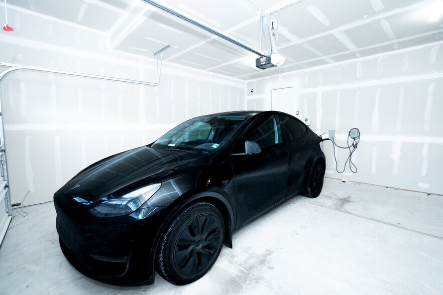 Building Photo - 6037 Fieldstone Cir