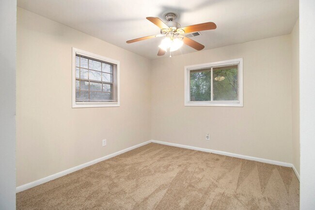 Building Photo - 3 Bedroom 2 Bath House