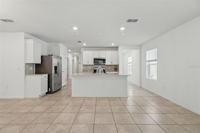 Building Photo - 5079 Royal Point Ave