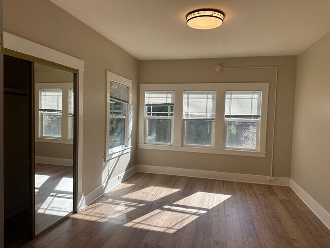 Primary Photo - 1019 E 33rd St