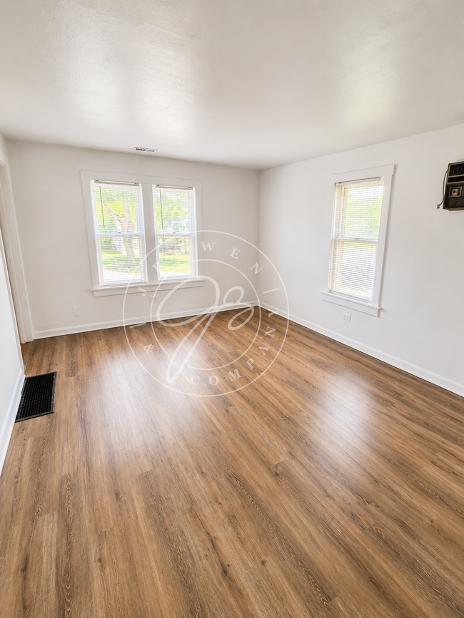 Building Photo - Updated West Toledo Upper unit! 2 Bedroom – Water Included!