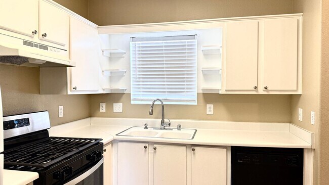 Building Photo - 1900 N Torrey Pines Dr