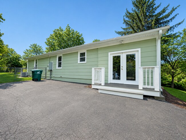 Building Photo - Renovated Candler Rental!