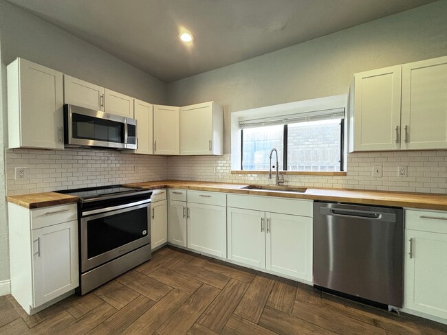 Building Photo - Updated Single Family Home with community ...
