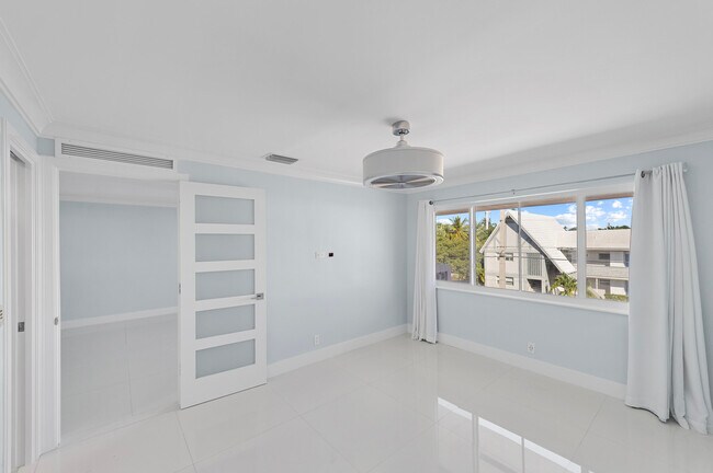 Building Photo - 3220 Bayview Dr