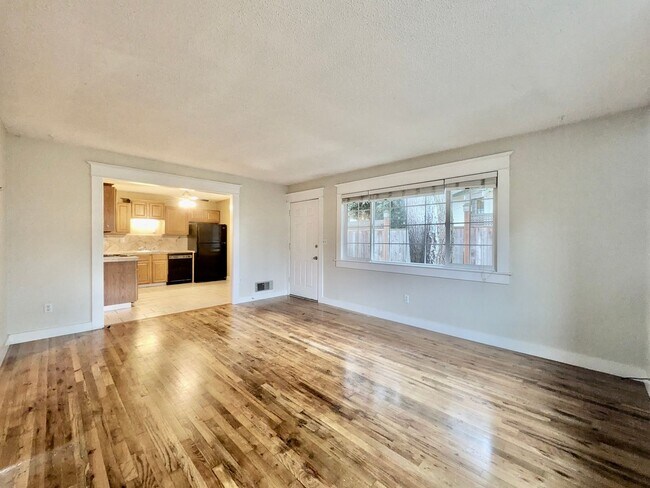 Building Photo - Discover Your New Home in the Heart of the Desirable Sellwood Neighborhood! Water/Sewer/Garbage I...