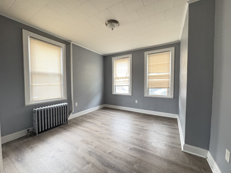 54 Montrose Ave 4 - 53 Montrose Ave