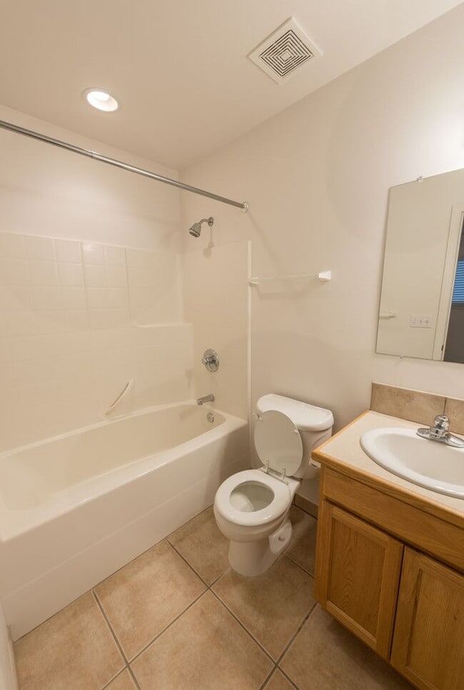 Building Photo - Great Duplex Home Near WWU