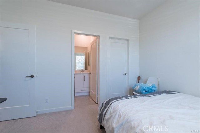 Building Photo - 140 Paramount