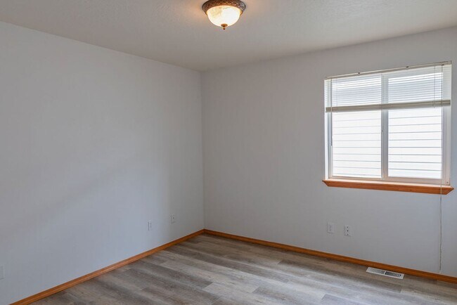 Building Photo - Single Story Home w/ HOA Provided Lawn Services