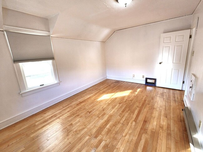 Building Photo - 3-bedroom single family in West Allis - Available now!