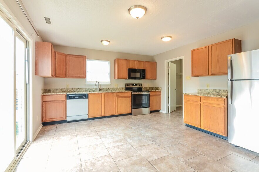 Building Photo - 2110 Dutch Elm Dr