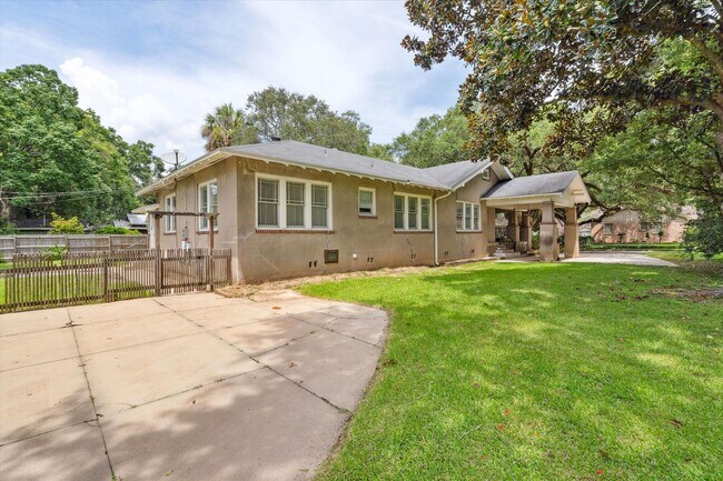 Building Photo - HISTORIC COTTAGE IN THE HEART OF MIDTOWN