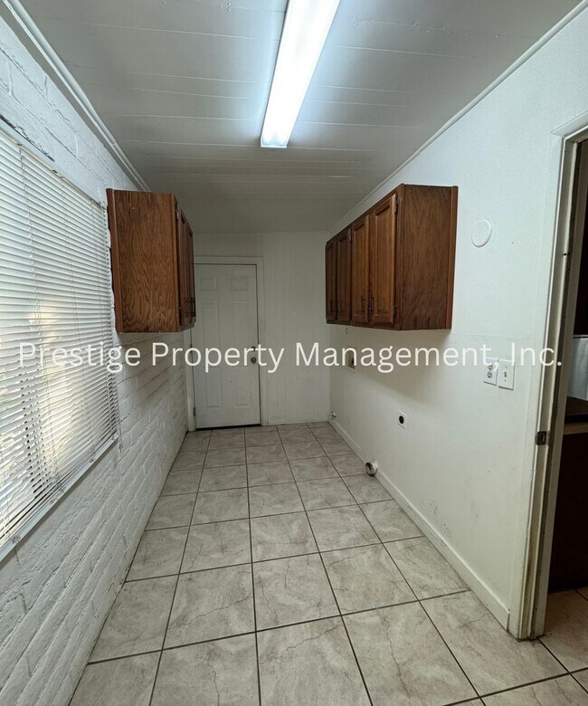 Building Photo - 3bd/2ba home tucked away in Northwest Tucs...