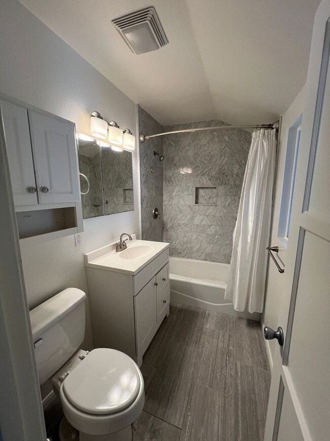 Building Photo - Mid Town Adorable Home!